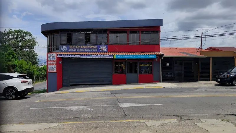 Fachada roja del Taller Concepto Técnico con el rótulo de electricidad, electrónica y mecánica automotriz